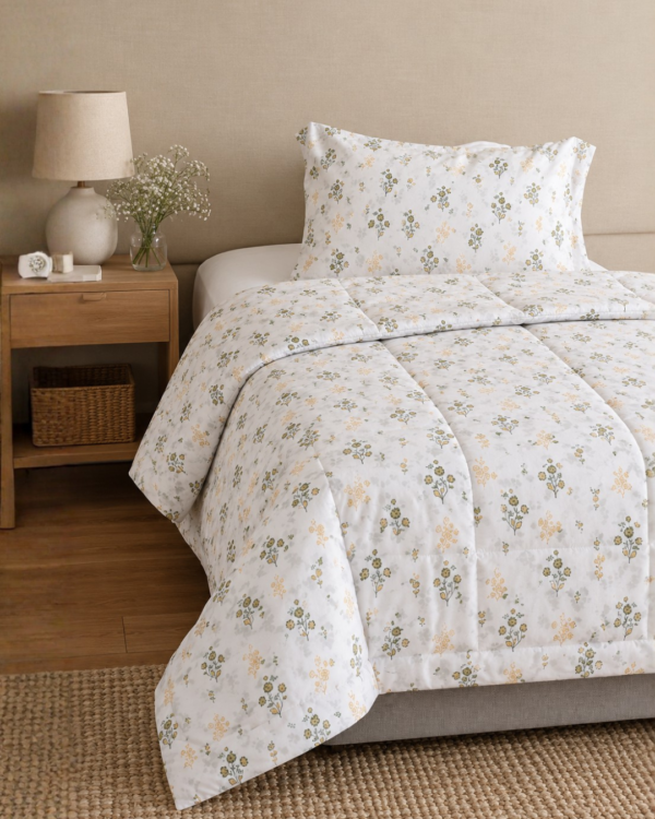 Cubrecama blanco con estampado floral beige sobre una cama