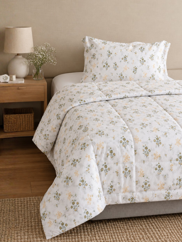 Cubrecama blanco con estampado floral beige sobre una cama