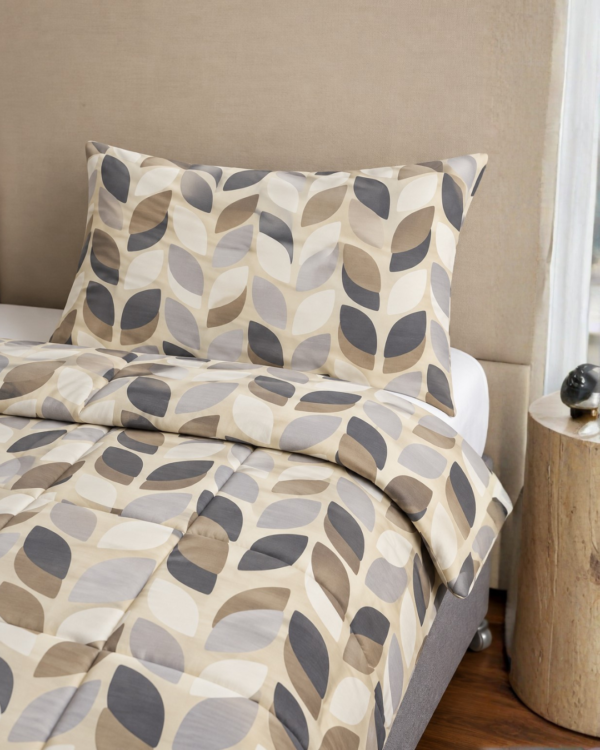 Cubrecama hueso con estampado floral marrón sobre una cama