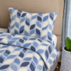 Cubrecama hueso con hojas hueso sobre una cama